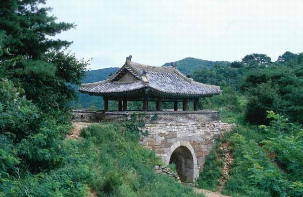 남한산성. 경기도 광주군 중부면 산성리에 있는 조선시대의 산성. 둘레 약 8,000m. 사적 제57호. 북한산성과 함께 도성을 지키던 남부의 산성이며, 온조왕대의 성으로도 알려져 왔다. 1624년(인조 2) 축조. 한국민족문화대백과사전 사진