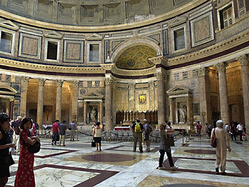 판테온 내부. 로마에서 가장 잘 보존되어 있는 고대의 건물로 로마제국의 장군이었던 아그리파에 의해 만들어졌으며, 1세기에 하드리아누스 황제가 개축하여 오늘에 이르는 것으로 전해진다. 다신교였던 로마의 모든 신들을 위한 신전이다. 두산세계대백과사전 사진