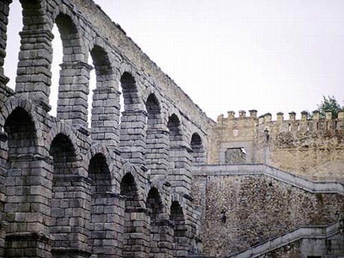 세고비아 수도교 <br />
. 스페인 세고비아. 로마시대에 물을 공급하기 위해 처음 세워진 교량 형태로 1985년 유네스코에 의해 세계문화유산으로 지정되었다. 두산세계대백과사전 사진