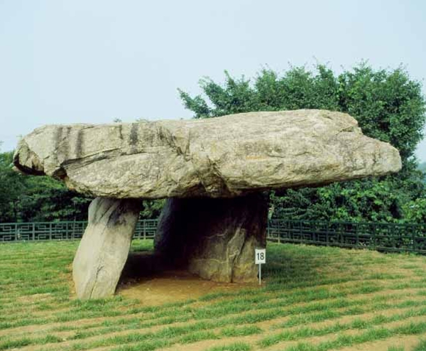 강화 지석묘. 인천시 강화군 하점면 부근리에 있는 청동기 시대의 무덤. 높이 2.6m. 사적 제137호. 북방식 고인돌 가운데 대형에 속하는 것으로서 화강암으로 되어 있다. 고인돌은 두 개의 긴 굄돌만 있는데, 방향은 대략 남북이다. 민족문화대백과사전 사진