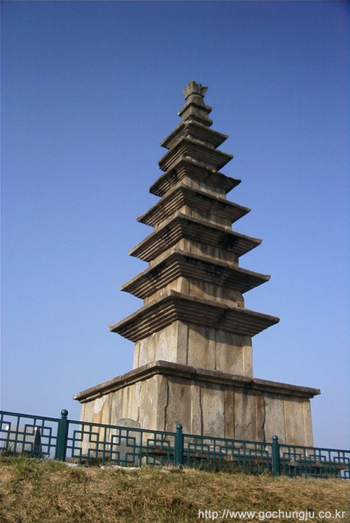 중원 탑평리 7층석탑 측면 사진. GO 충주 사진